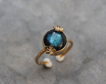 Adjustable ring with flowers and labradorite