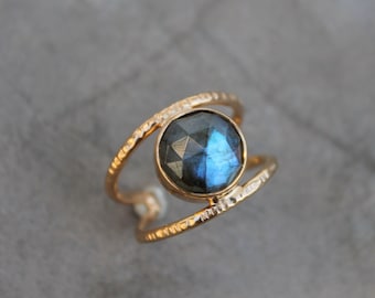 Bague martelée et labradorite facettée plaquée or