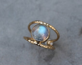 Bague martelée et pierre de lune