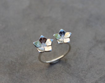Anel ajustável em prata 925 com flores.