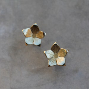 Gold-plated flower earrings image 2