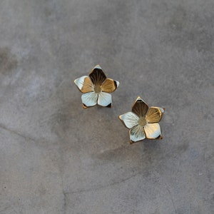 Gold-plated flower earrings image 3