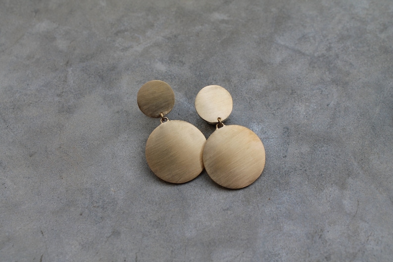 Brushed gold-plated round earrings