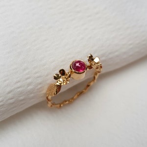 Corona di fiori e anello con rubino