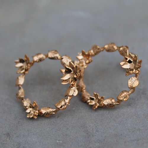 Minimalist leaf shops earrings and lotus flowers