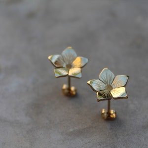 Gold-plated flower earrings image 4