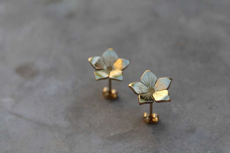 Gold-plated flower earrings image 4