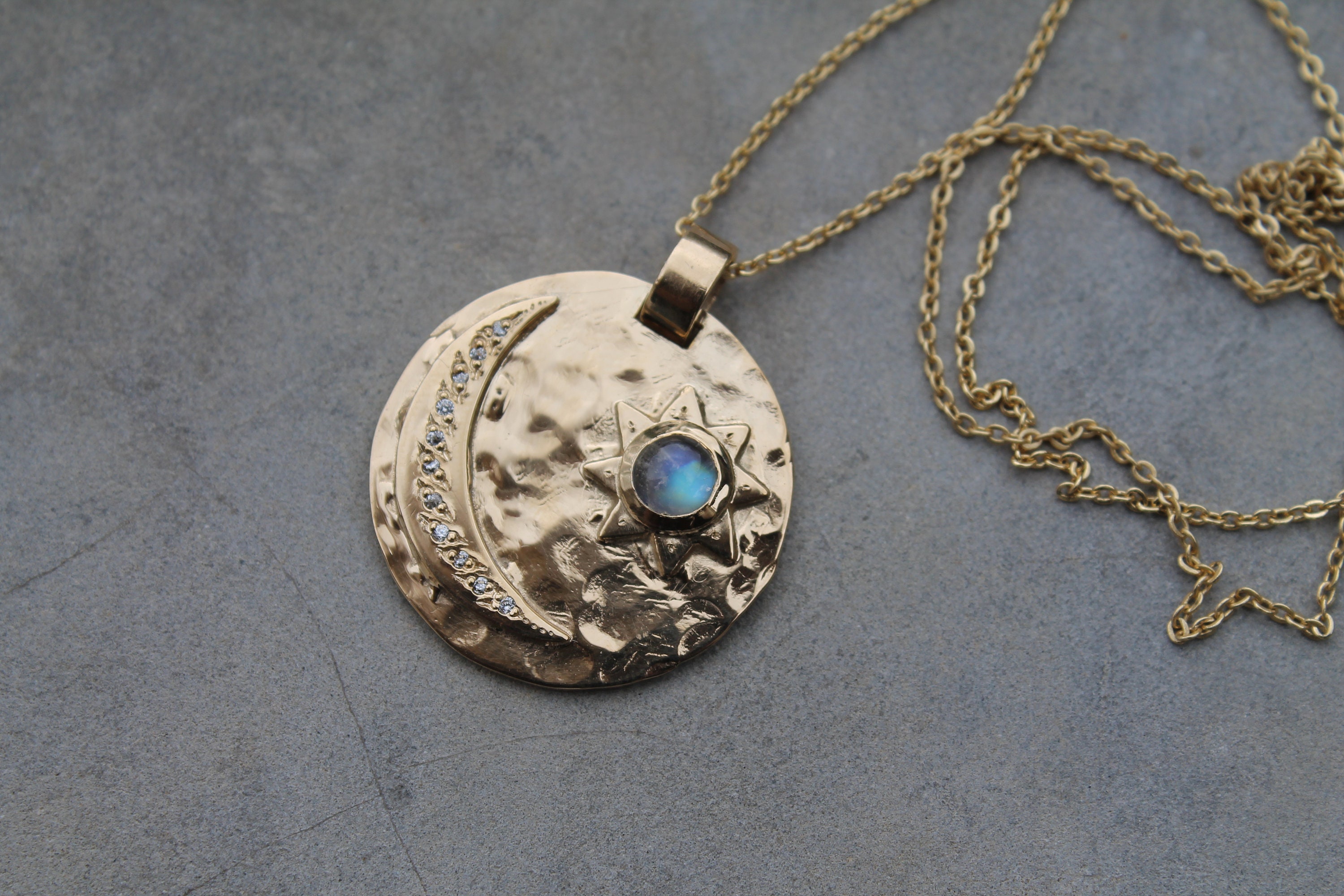 Collier pendentif lune soleil et pierre de lune -  France