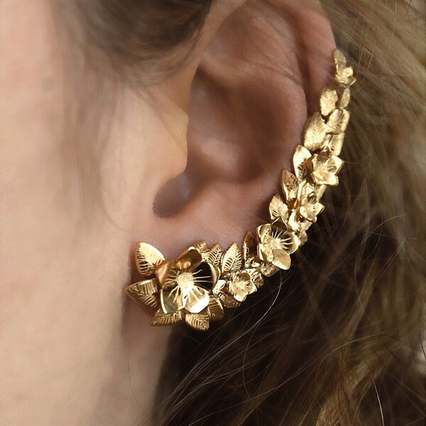 Minimalist gold-plated flower and leaf ear jewel