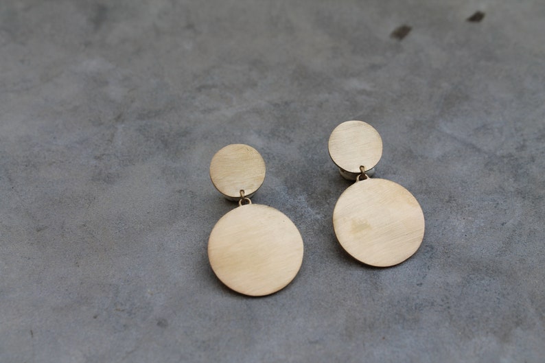 Brushed gold-plated round earrings