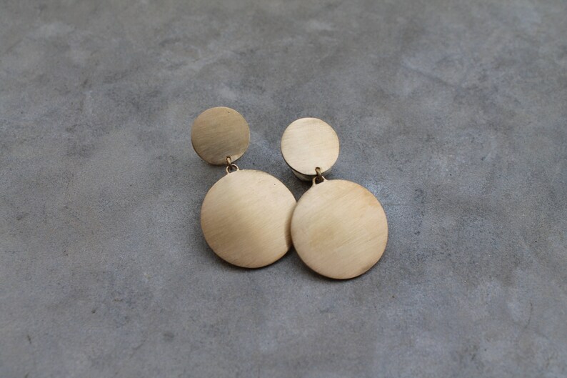 Brushed gold-plated round earrings