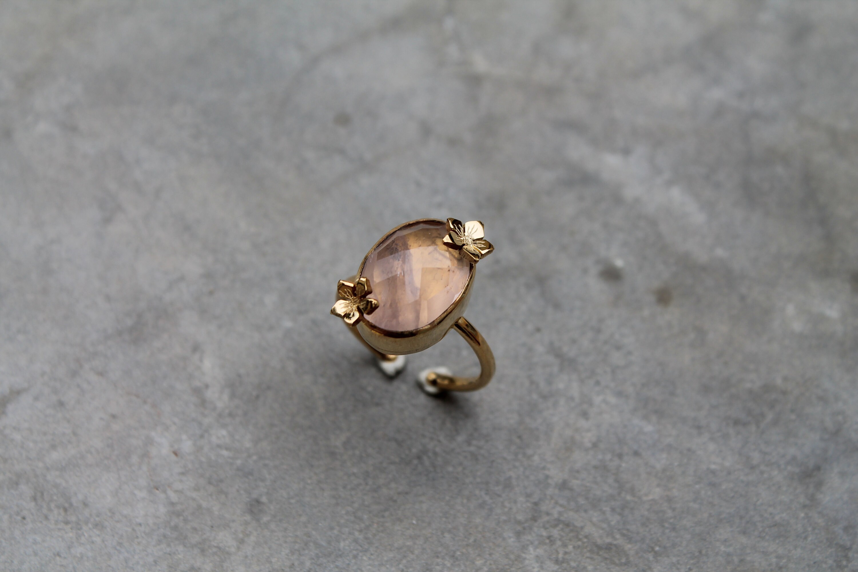 Bague Réglable En Quartz Rose - Plaqué Or Jaune 24 Carats - Création Unique Atelier Lunaire