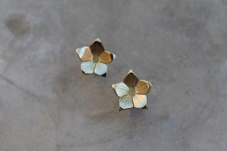 Gold-plated flower earrings image 2