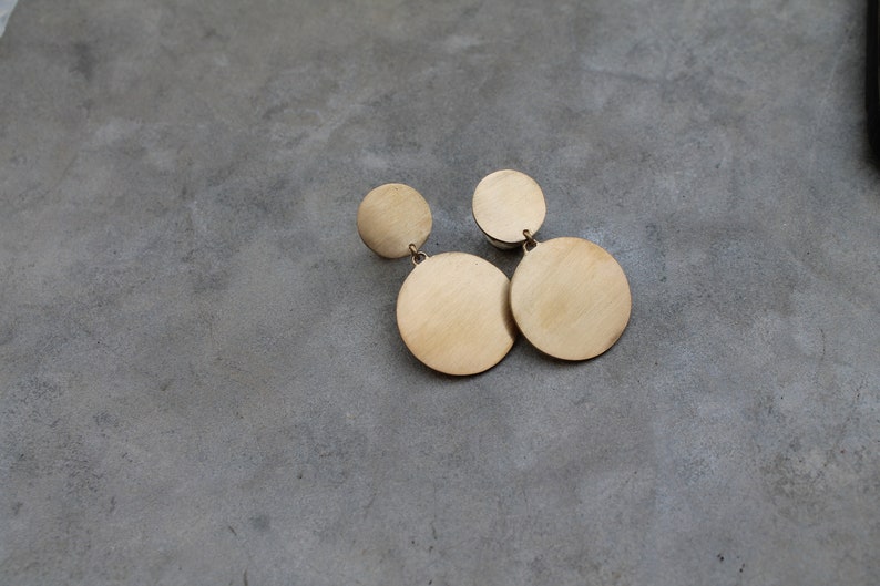Brushed gold-plated round earrings