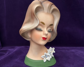 Vaso vintage Napcoware da 6 pollici a forma di testa di donna con fiori gioiello sulla spalla
