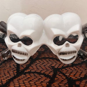 Vintage Halloween Skulls and Crossbones Plastic Disguise Glasses   Halloween Costume Glasses