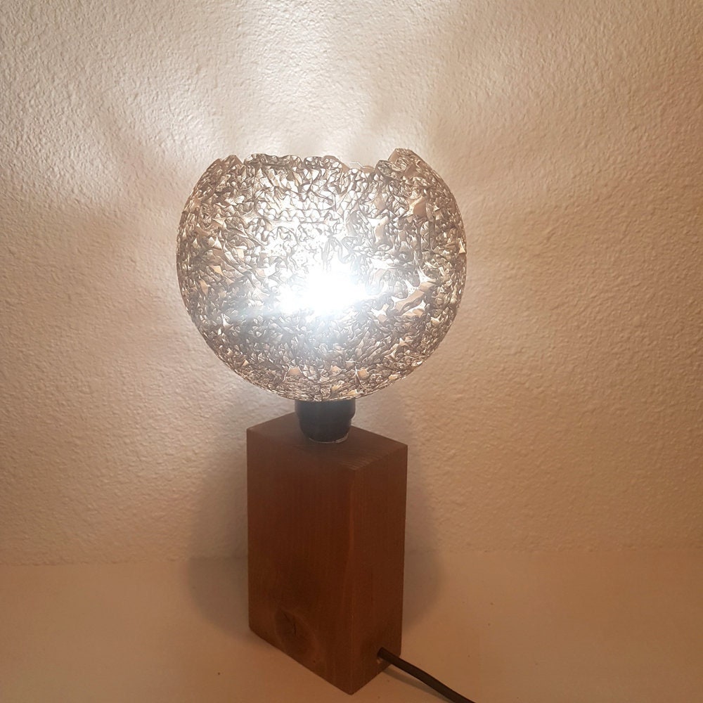 Petite Lampe à Poser en Dentelle de Carton et Bois