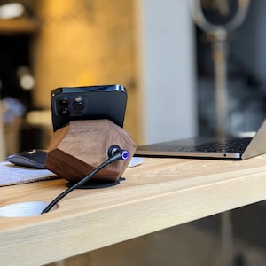 Halo Fast wireless charger QI (15w) from American Walnut for Iphone 14, Samsung, charging pad