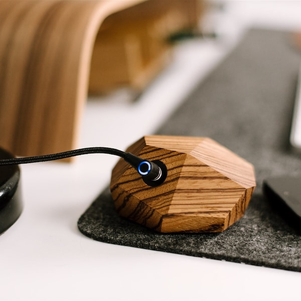 Caricabatterie wireless Halostands MagSafe / Elegante supporto in legno con rotazione a 360 ° / Incisione personalizzabile / Compatibile con iPhone 12, 13, 14, 15