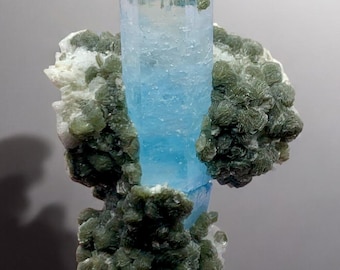 パキスタン、スカルドゥのシガー鉱山産の母岩上の天然エッチングアクア