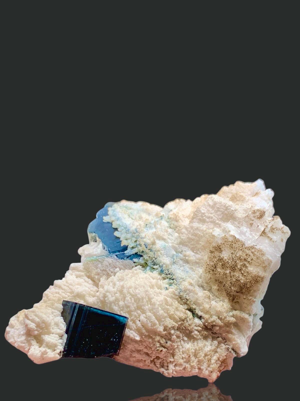 インディコライトブルーキャップトルマリン結晶（アルバイト上）：希少