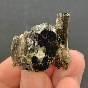 18 Gramm Epidot Kristalle auf Matrix aus Skardu Pakistan