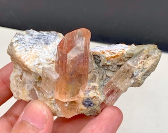 パキスタンのカトラン産、73x50x50 mmの天然希少インペリアルトパーズ