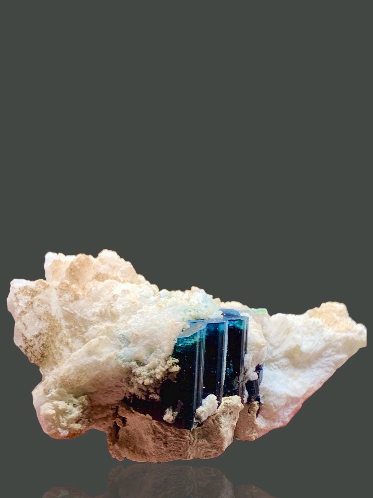 インディコライトブルーキャップトルマリン結晶（アルバイト上）：希少