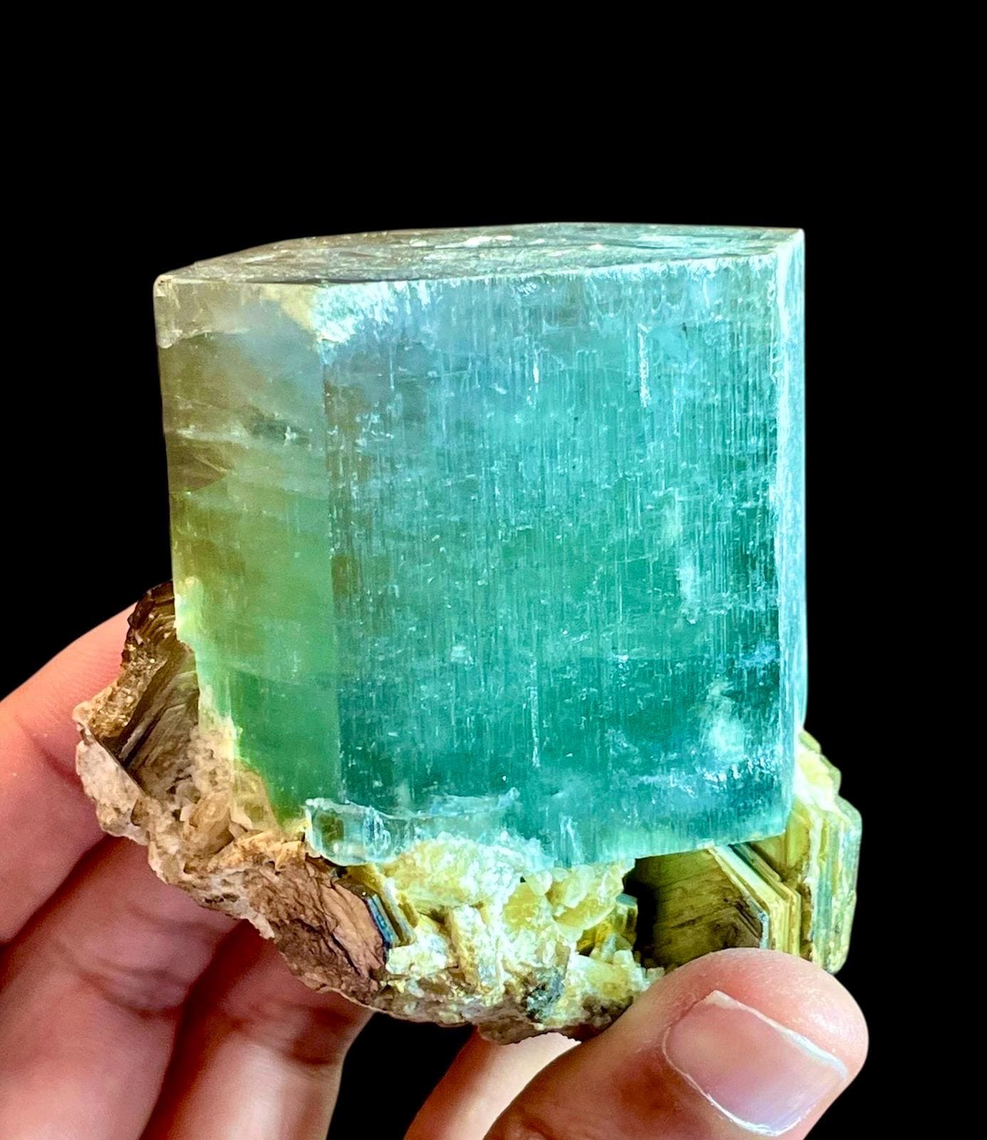 希少な青緑色のエメラルドベリル結晶（母岩に蛍石付き、292グラム