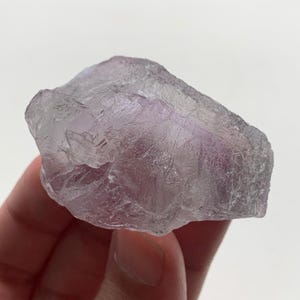 Cristal de fluorita bicolor natural sobre matriz de Nagar, Gilgit, Baltistán, Pakistán. Peso: 71 gramos.