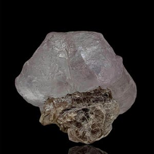 Cristal de fluorita bicolor natural sobre matriz de Nagar, Gilgit, Baltistán, Pakistán. Peso: 19 gramos.