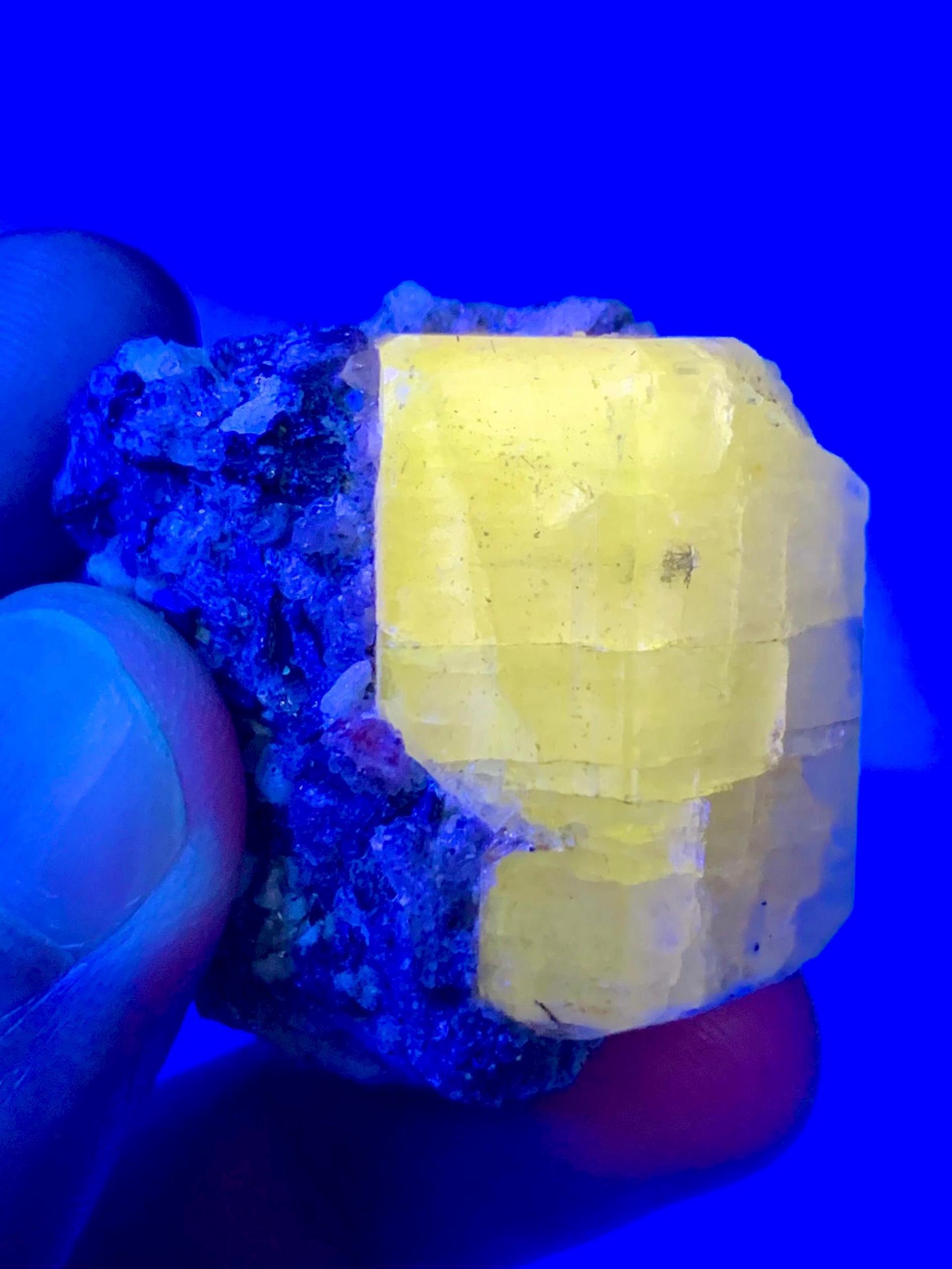 【アフガニスタン産】ピンクアパタイト(イエロー蛍光) アフガニスタン産】ピンクアパタイト(イエロー蛍光)