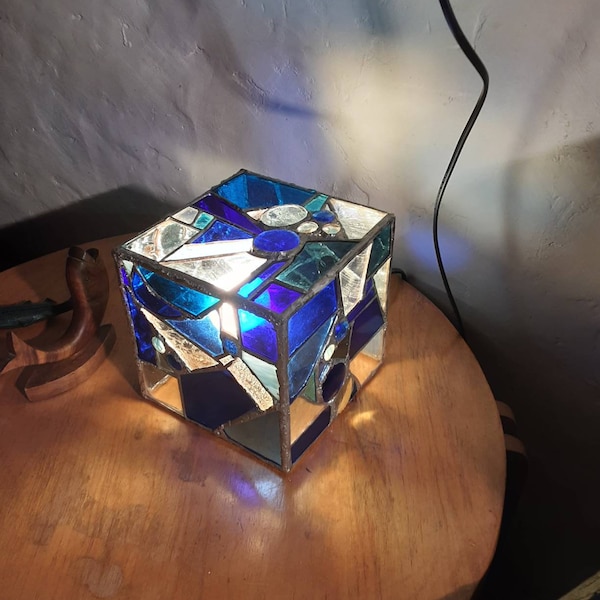 Cadeau insolite pour une fête,pour elle,  pour lui. Lampe à poser originale et design faite à la main en vitrail Tiffany dans les tons bleus