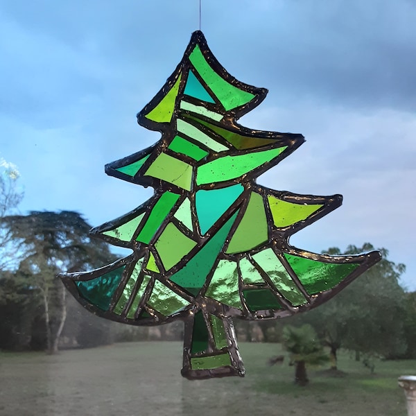 Sapin en vitrail décoratif tons verts modèle unique fait main. Cadeau original pour offrir à Noël ou à un anniversaire