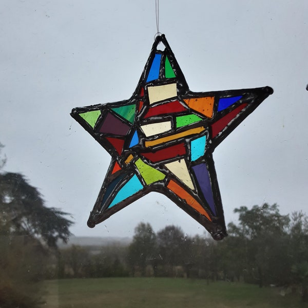 Mini étoile multicolore vitrail Tiffany objet décoratif unique à suspendre effet cosy garanti.  Cadeau Noël original fait main à petit prix