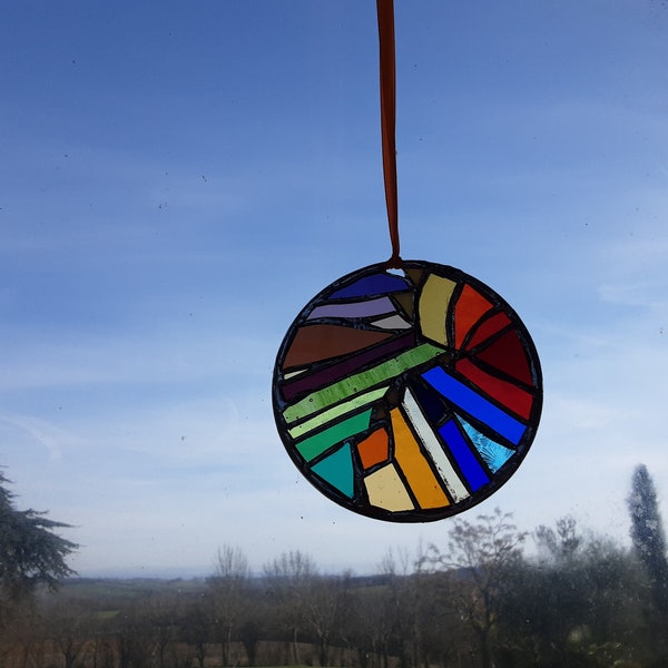 Suspension vitrail ronde multicolore faite main originale,unique. Idee cadeau insolite, petit prix pour un anniversaire, pour la St Valentin