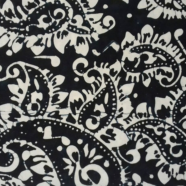 Tissu Batik Anthology représentant des motifs Cashmere. 100 % coton.