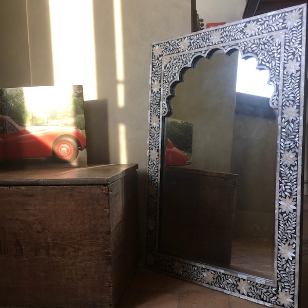 Miroir indien fait main romantique avec le modèle arabesque d’incrustation de nacre