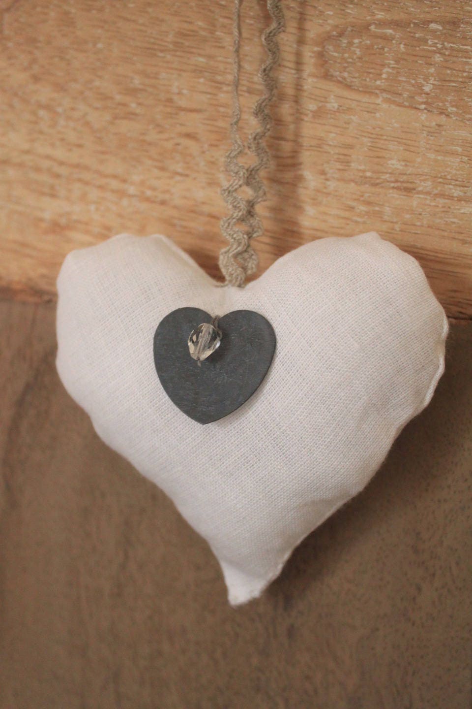 Coeur à Suspendre en Lin Naturel Blanc et Breloque Ardoise