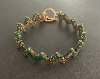 Zigzag bracelet in Miyuki Delicas beads - peyote weaving