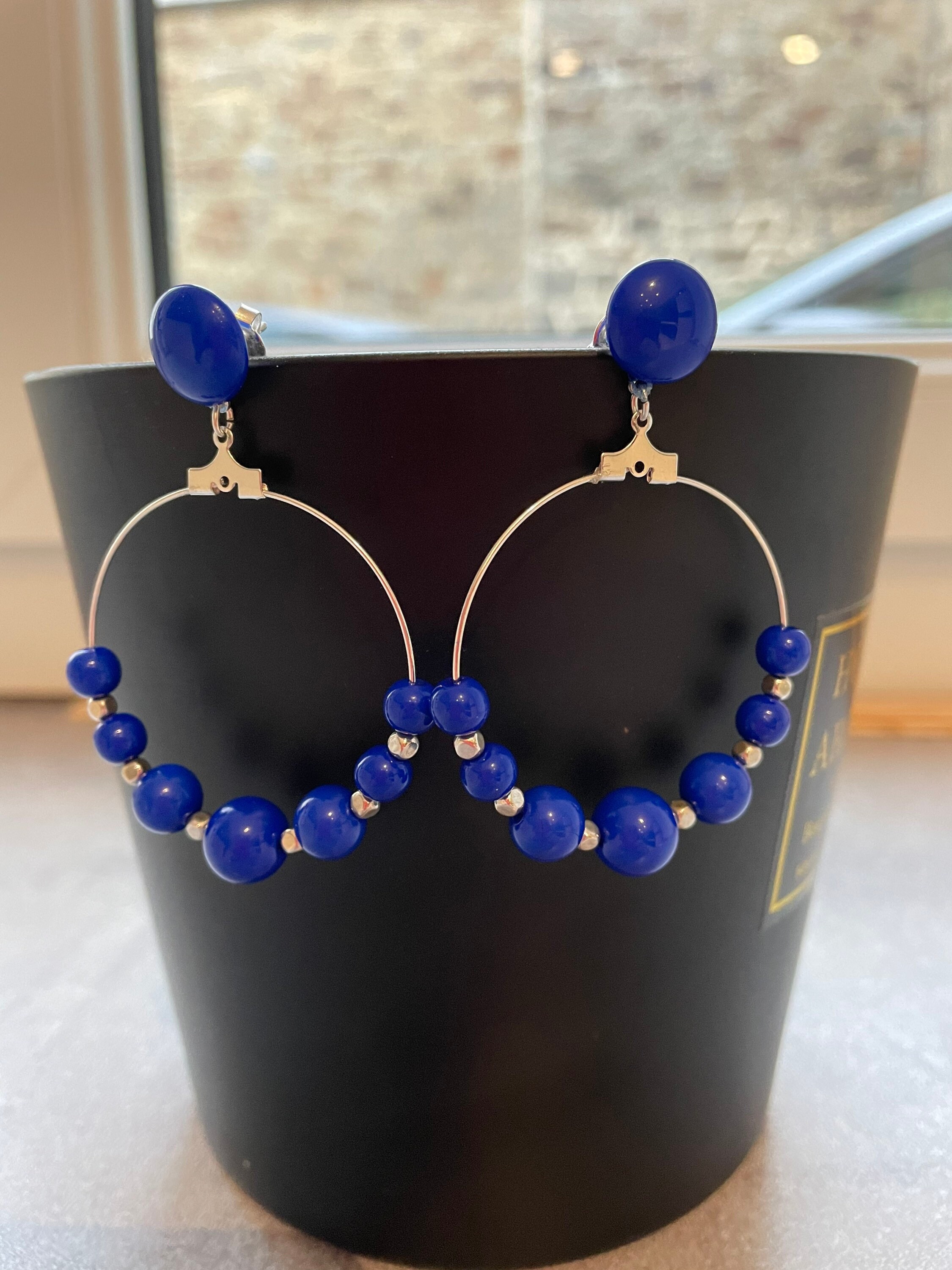 Paire de boucles d'oreille acier pendantes bleues