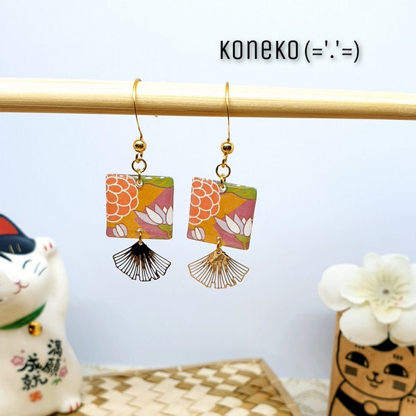 Boucles d'oreilles dorées, motifs japonais traditionnels - Fleurs - violet et jaune _ Résine fait main (='.'=)