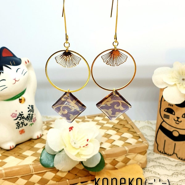 Boucles d'oreilles dorées, motifs japonais traditionnels - végétaux - violet _ Résine fait main (='.'=)