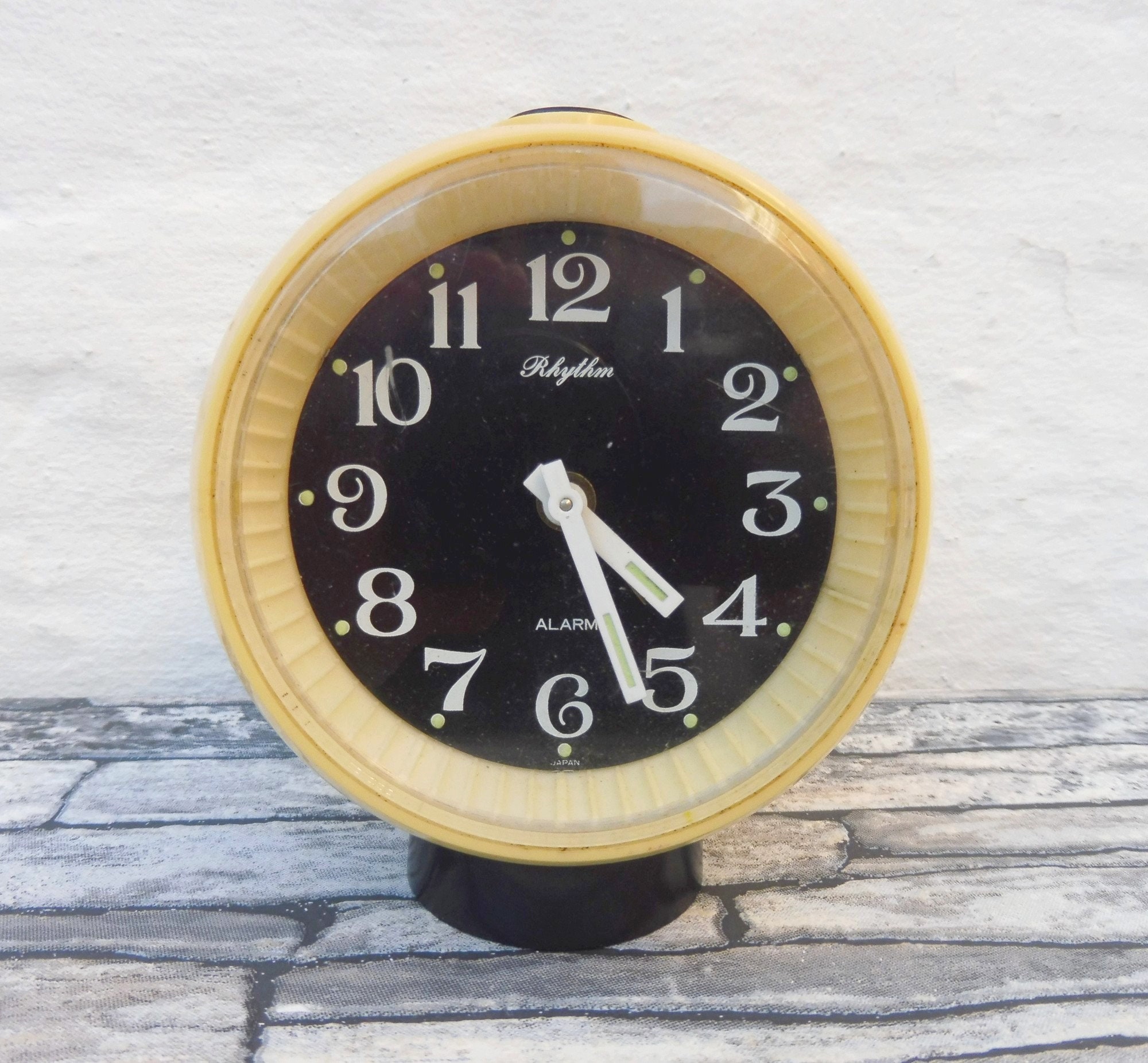 Réveil Mécanique Rond Des Années 1970 de Marque Rhythm