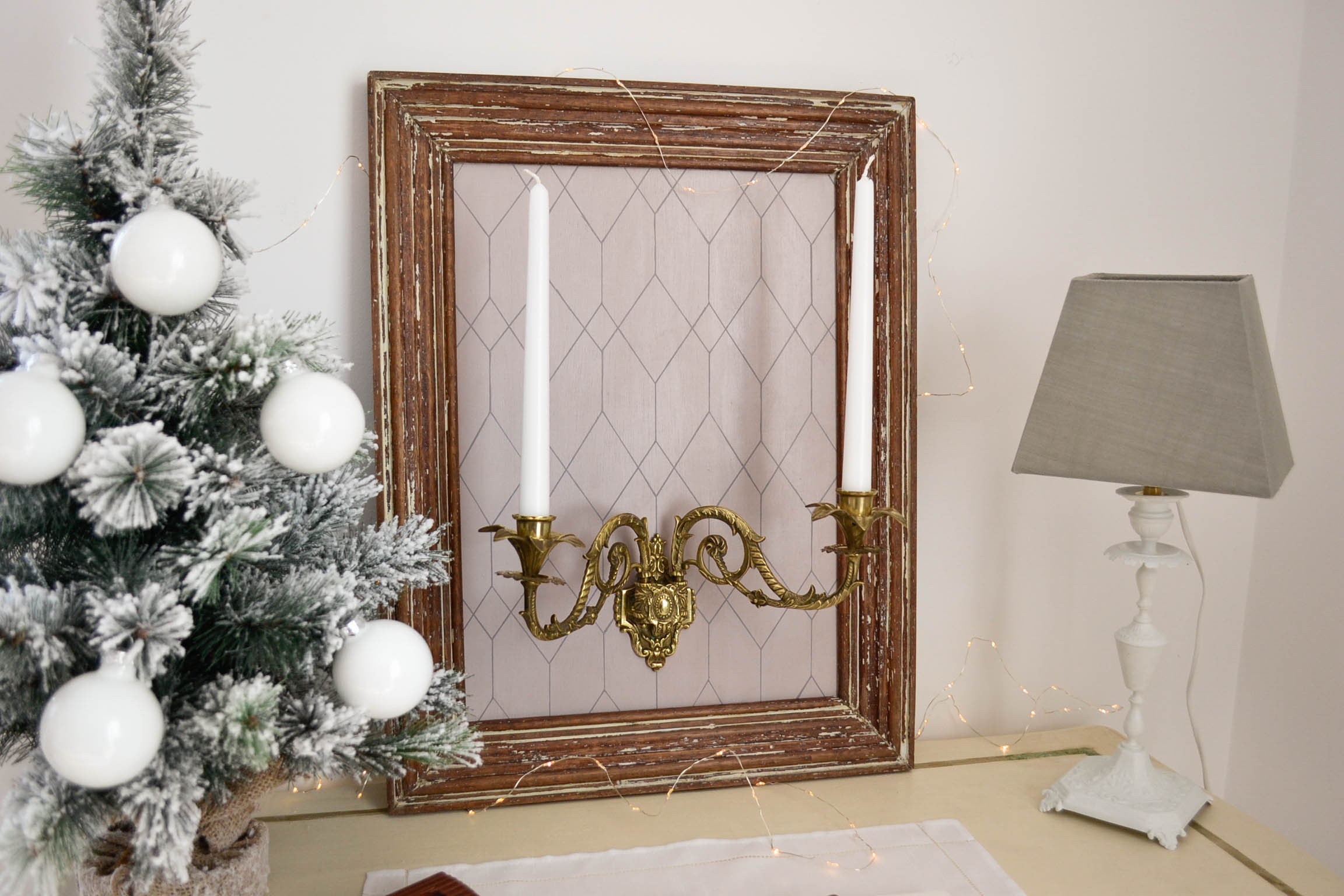 Applique Murale avec Son Bougeoir à Double Branche en Bronze sur Cadre Ancien Bois - Encadrement Ori