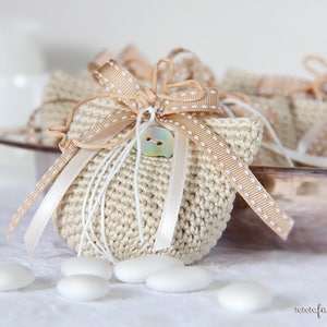 Crochet tutorial for a confetti holder for a wedding favor - with step by step in Italian.