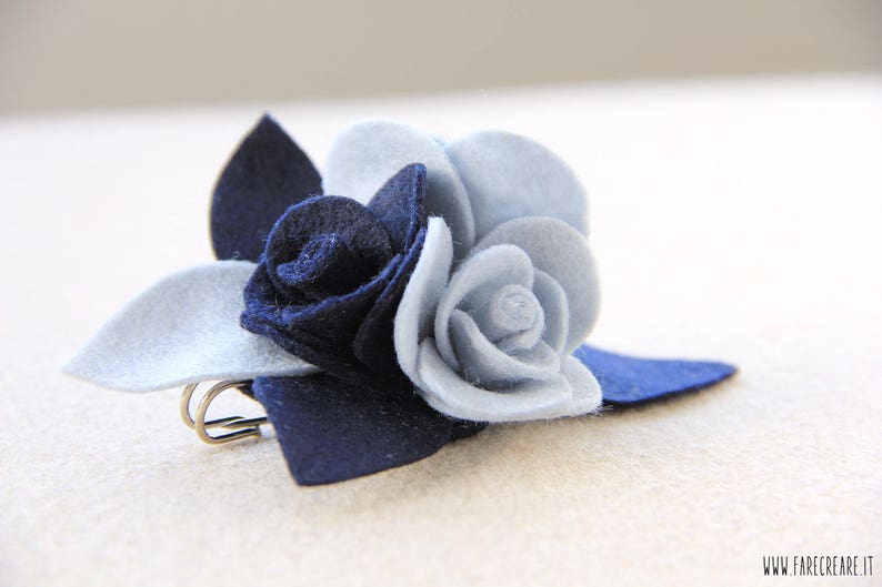 Brooch with roses in felt and felt blue and azure image 3