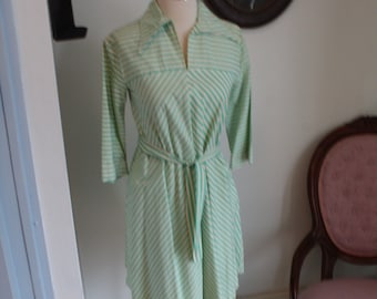 Robe en coton à rayures vertes et blanches des années 1970 avec ceinture