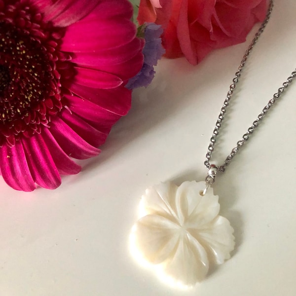 Collier pendentif fleur de nacre