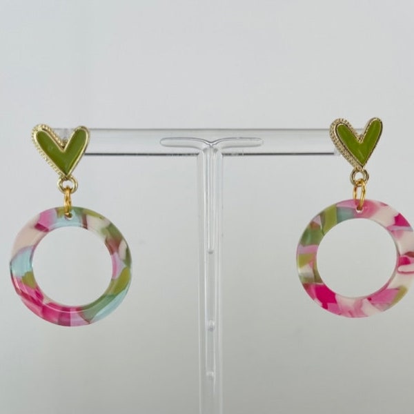 Boucles d'oreilles multicolores dorées et résine